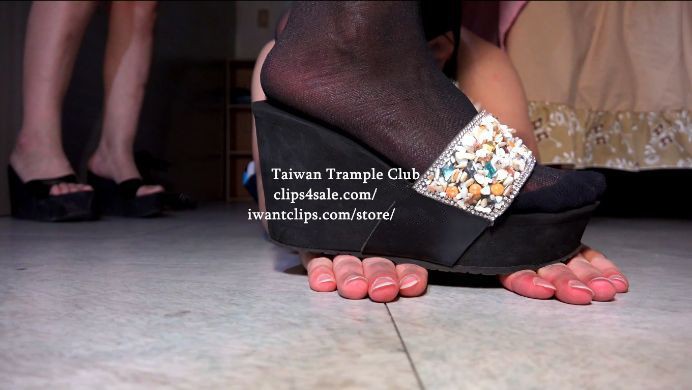图片[9]_【Taiwan Trample Club】三熟女少妇高跟骚摇踩踏（多机位多镜头）少妇黑丝高跟_绳艺资源网