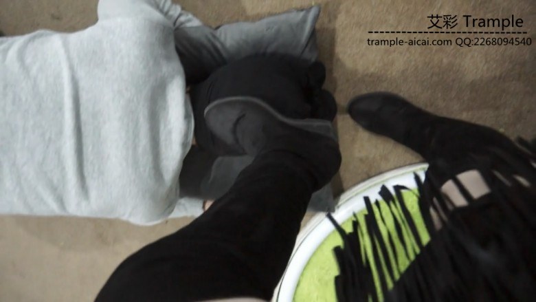 图片[17]_某在校女大学生长靴初次玩踩踏_绳艺资源网