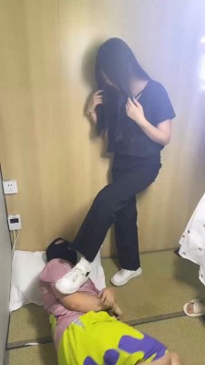 【精神小妹】双学生S-日式房间全体重踩踏踢踹_绳艺资源网