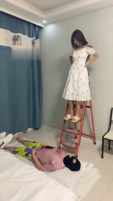 图片[6]_【精神小妹】双学生S-日式房间全体重踩踏踢踹_绳艺资源网