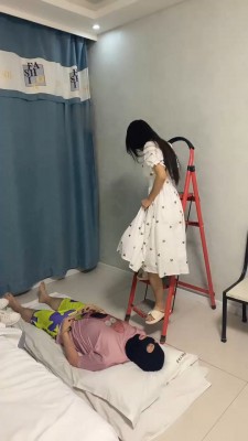 图片[10]_【精神小妹】双学生S-日式房间全体重踩踏踢踹_绳艺资源网