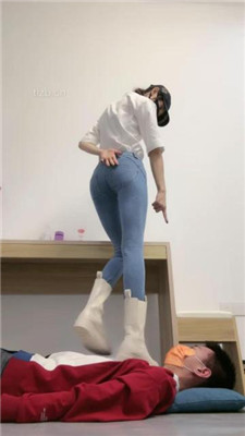 【美娜格格】白短靴&AJ全体重踩地毯_绳艺资源网